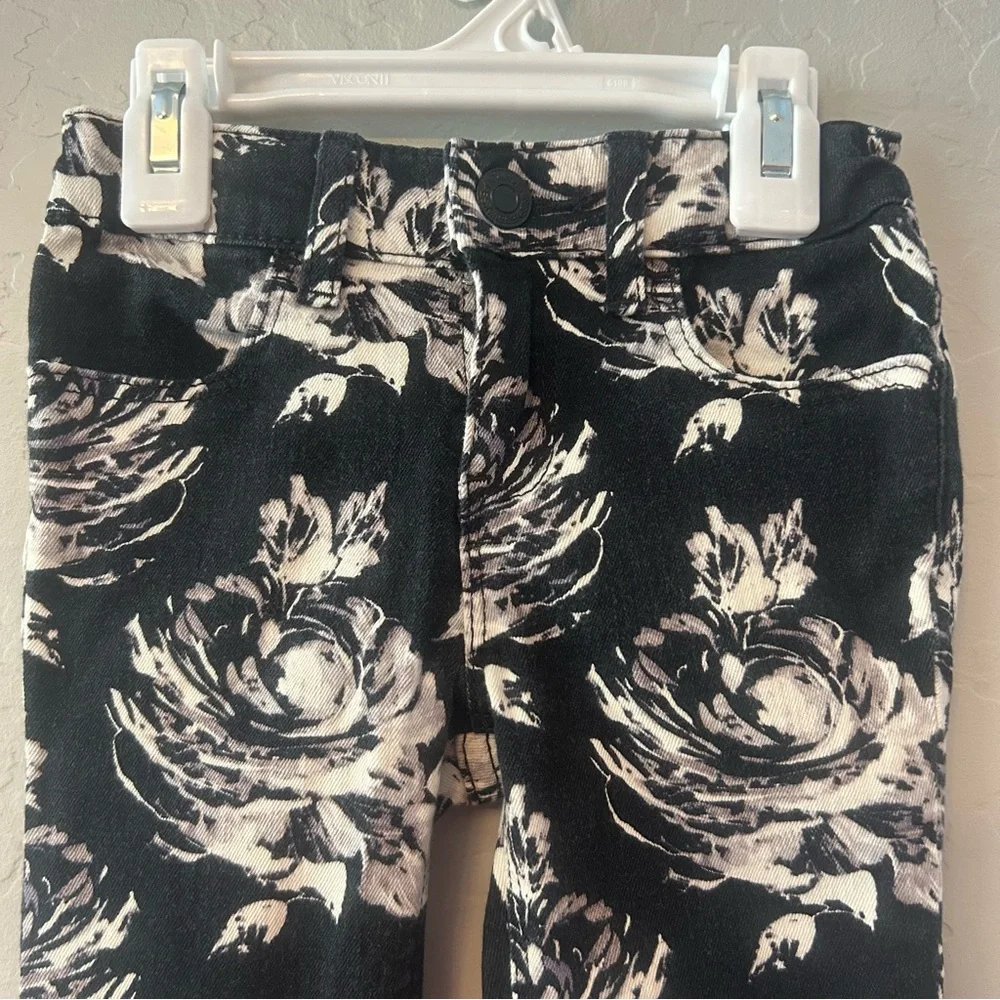 ⭐️Baby Gap black and white floral denim leggings size 4 years